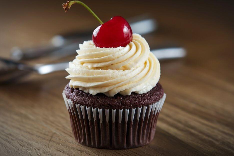 Chocolate Cupcakes with Vanilla Frosting